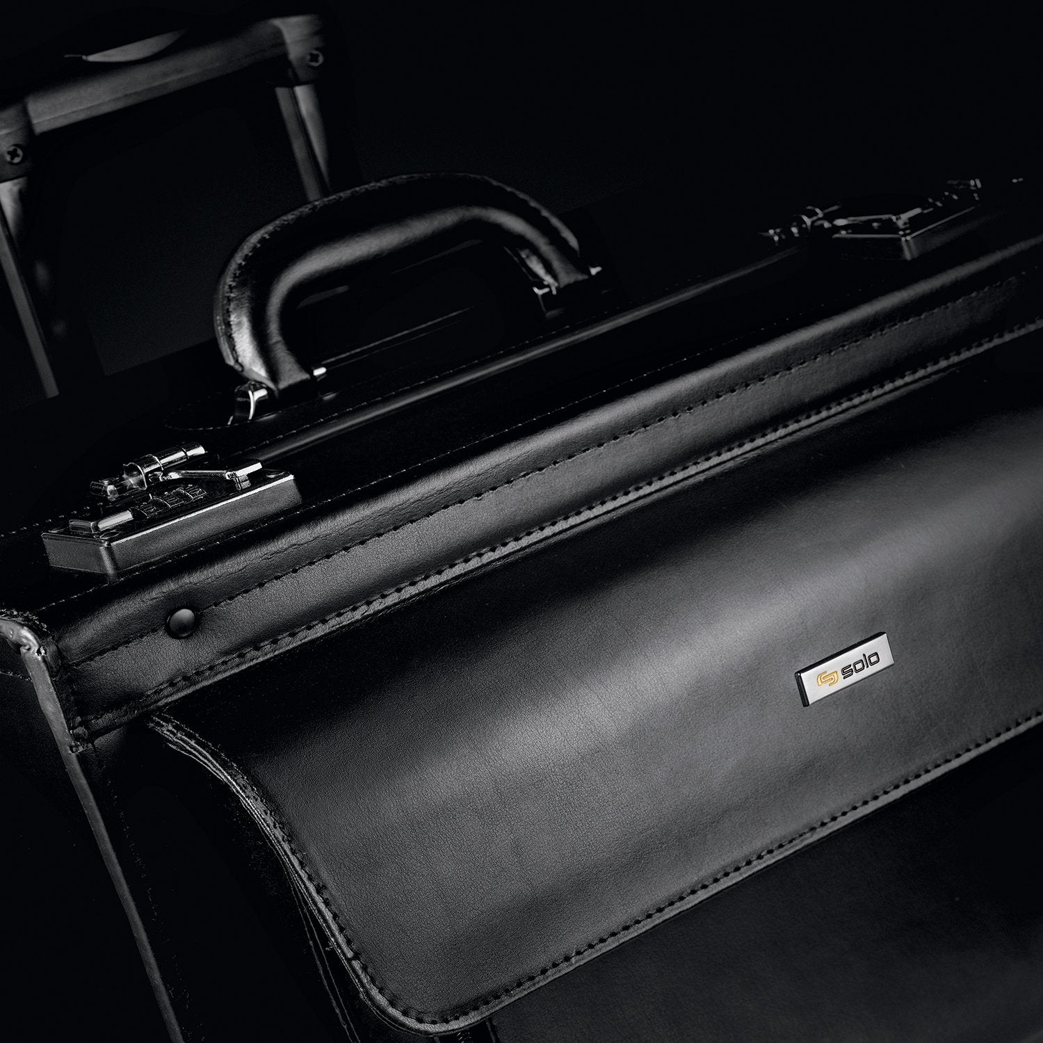 Solo Classic Collection Leather Rolling Laptop Catalog Case Portmantos